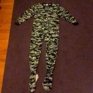 Adult Onezie feety pijamas (camo)